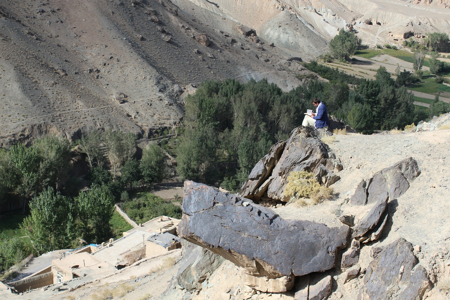 akah-afghanistan-field_observation_by_geologist_r.jpg