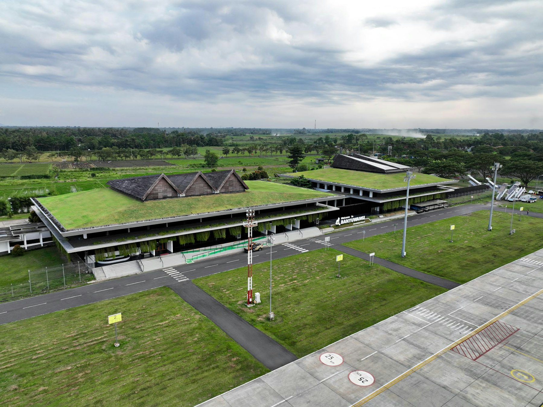 General view of the domestic airport that serves more than 1,100 passengers per day. | Aga Khan Trust for Culture / Mario Wibowo (photographer)