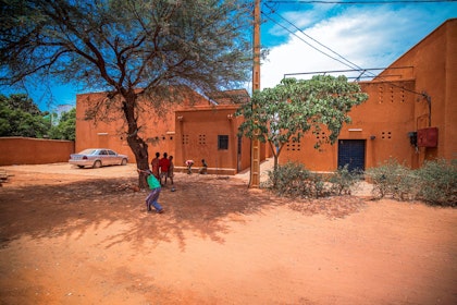 Each family unit contains two floors with outdoor spaces on the ground and upper floors. | Aga Khan Trust for Culture / Aboubacar Magagi (photographer)