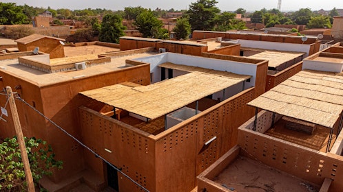 The design takes a firm position on material selection by using unfired earth masonry and passive cooling techniques. | Aga Khan Trust for Culture / Aboubacar Magagi (photographer)