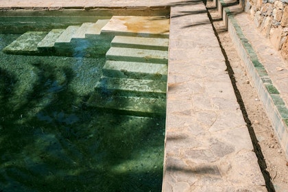 Detail of the stone edge of the pool in HUB 3. | Aga Khan Trust for Culture / Amine Houari (photographer)