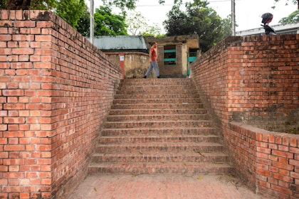 Stairs connecting the two levels of the ghat. | Aga Khan Trust for Culture / Asif Salman (photographer)