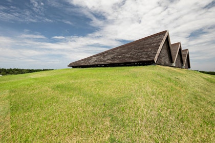 The two-section roof covered by grass. | Aga Khan Trust for Culture / Mario Wibowo (photographer)