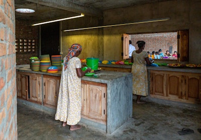Women prepare the children's meals in a kitchen adjacent to the cafeteria. | Aga Khan Trust for Culture / Nipun Prabhakar (photographer)