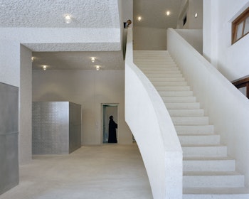 The main public staircase leading to the first floor. | Aga Khan Trust for Culture / Maxime Delvaux (photographer)