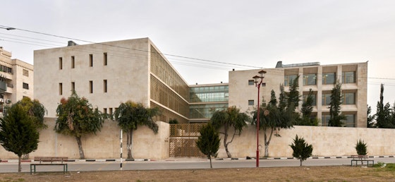 The ensemble features two buildings, one for administrative facilities and the other containing 10 courtrooms. | Aga Khan Trust for Culture / Cemal Emden (photographer)